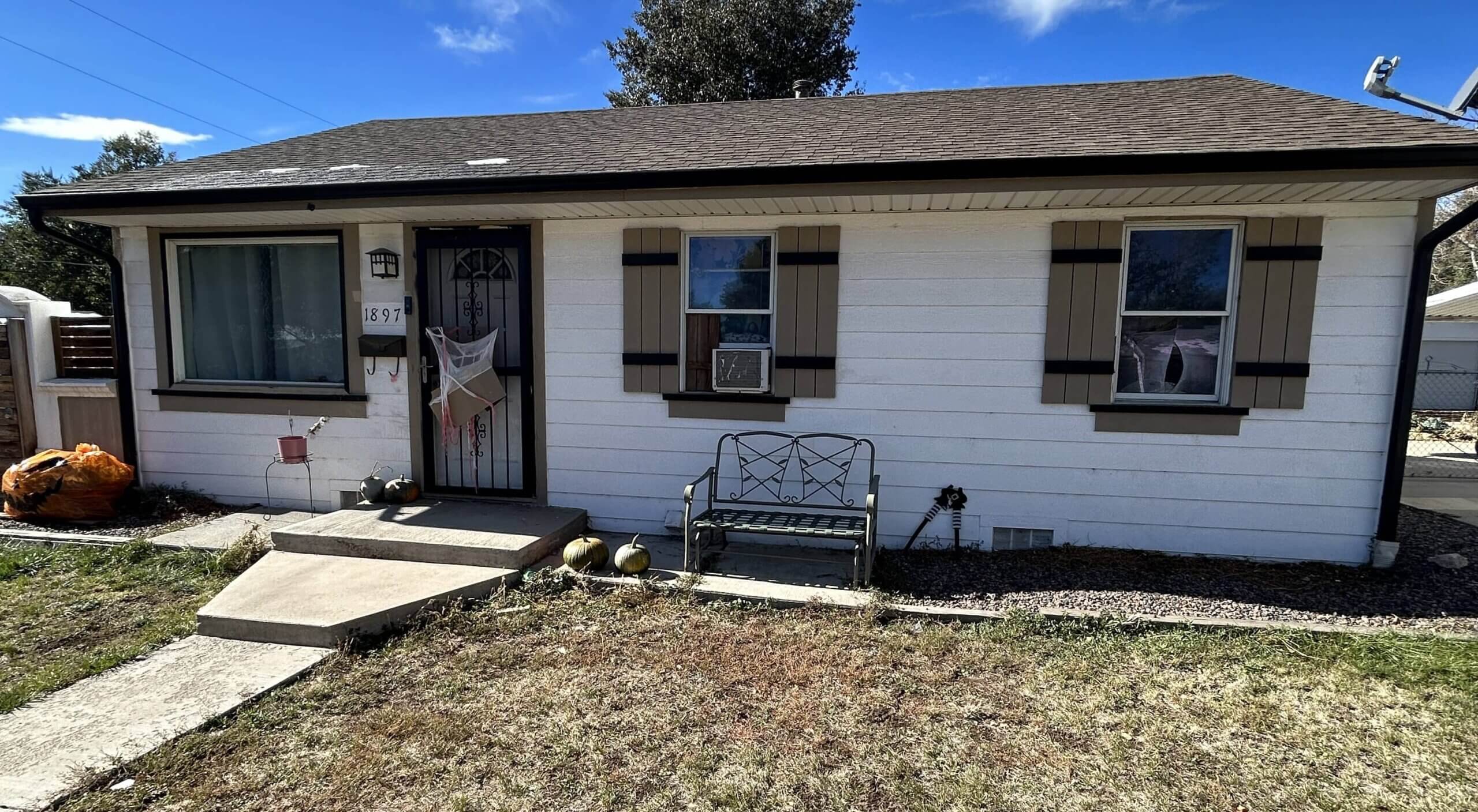 An old worn-down house that can be sold to a cash for houses Denver company