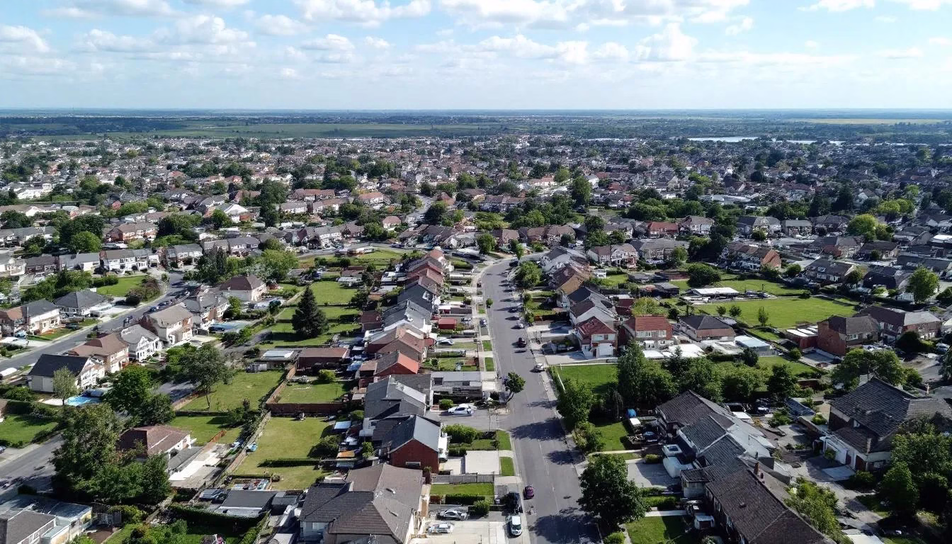 An aerial view of an Aurora suburban neighborhood, one of many aurora colorado best neighborhoods to live in.